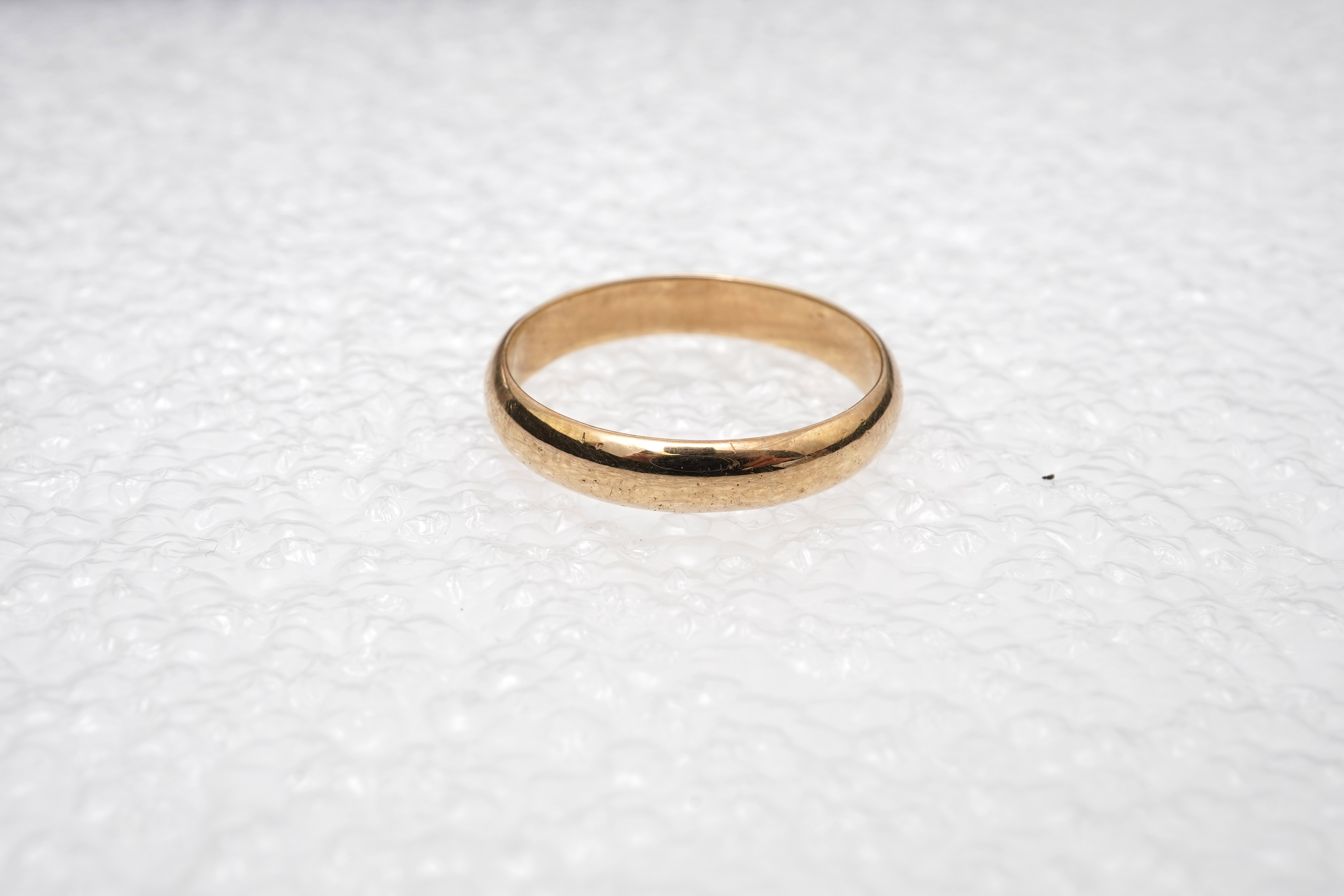 A yellow metal wedding band, a pair of 9ct gold plain oval cufflinks and a 9ct bar brooch, gross weight 11 grams.